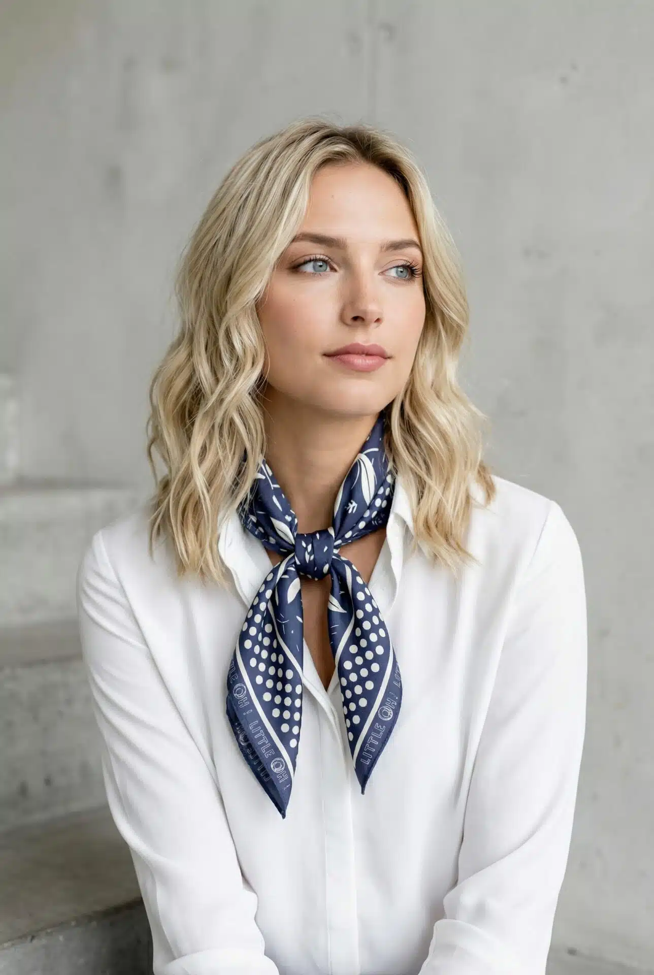 Foulard satin 70x70 - Bleu azulejo – Image 2